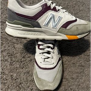 Preloved New Balance sneakers Size 8.5